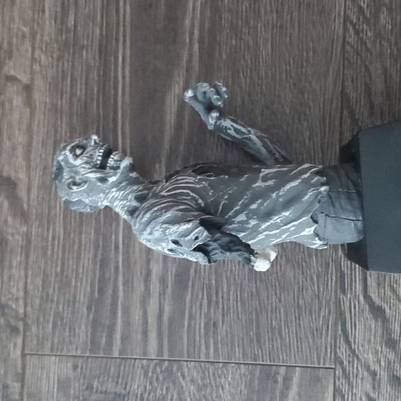 The Walking Dead Diamond Select Toys Zombie Coin Bank 2012 B&W - Piggy Bank - Picture 6 of 9